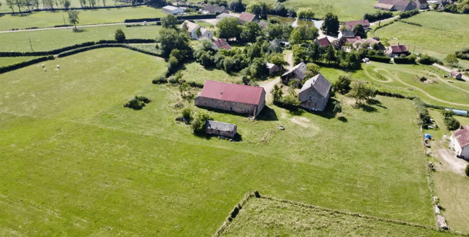 Пара купила село, село у Франції, нерухомість, дешеве житло за кордоном, подружжя, купівля села, покинуте село, ремонт,