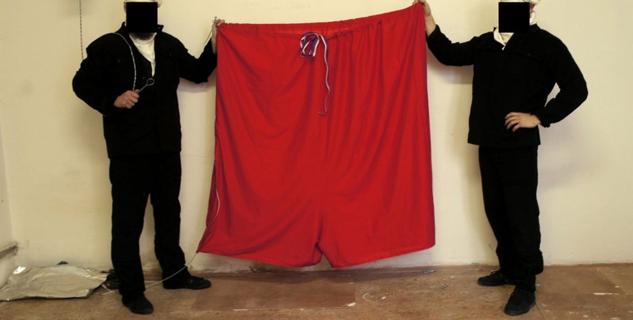 Прославившиеся красные трусы / Фото: ЕРА