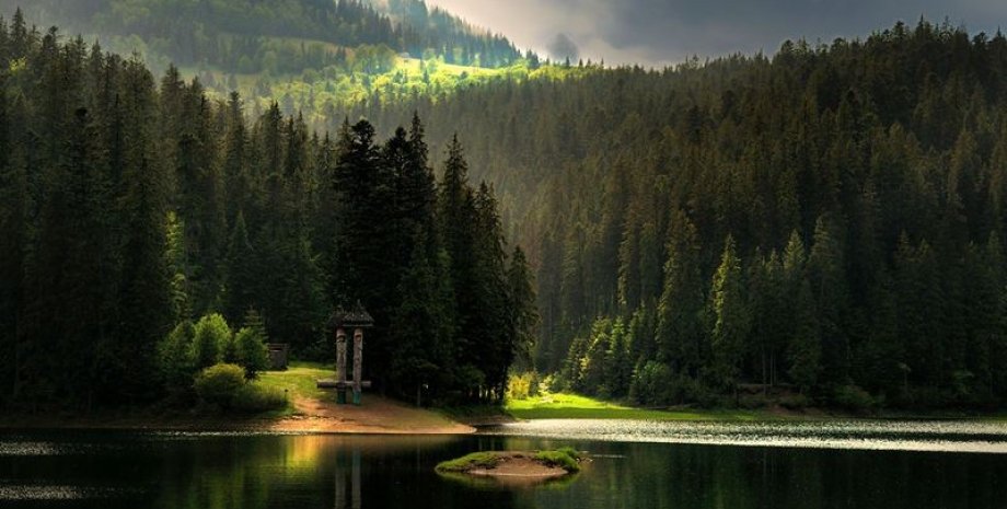Озеро Синевир в Карпатах / Фото: Vsviti.com.ua