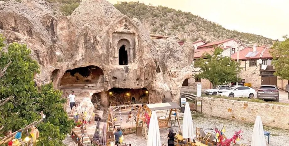 из древнего захоронения сделали кафе