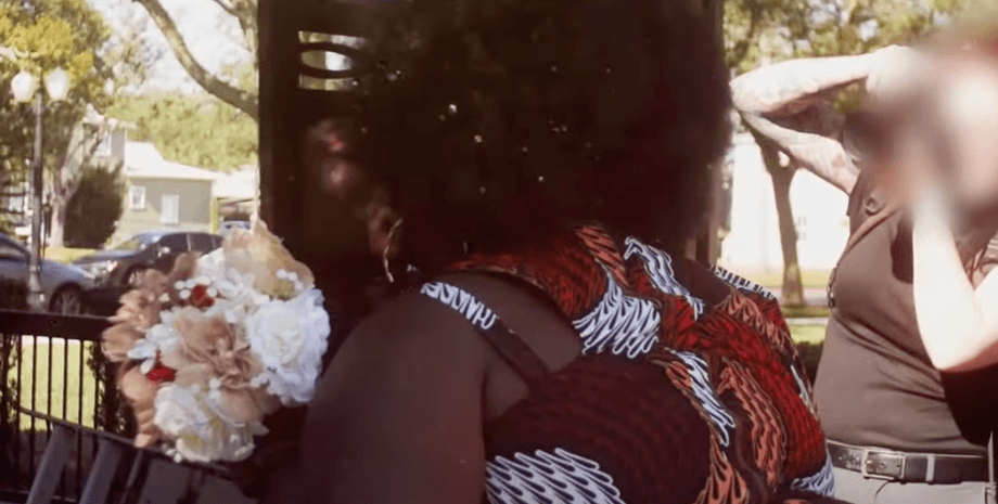 зеркало, целует зеркало, свадьба с собой, свадьба зеркало, любовь к себе, бодипозитив, бодипозитив