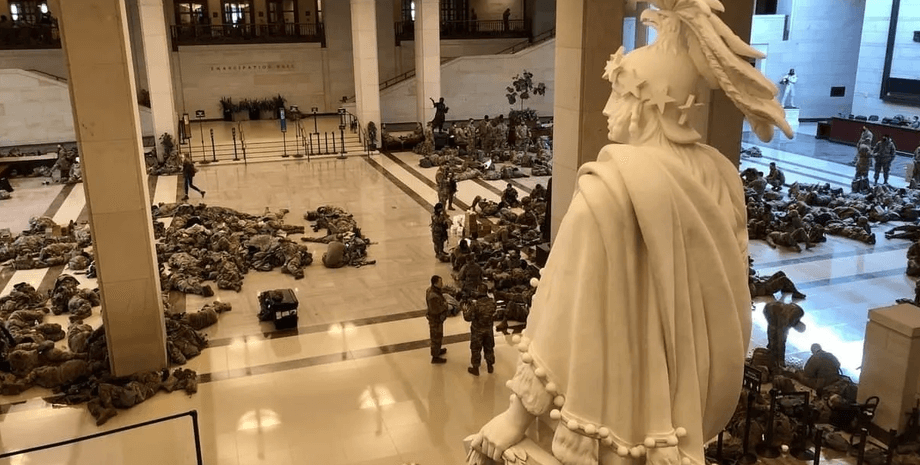 бойцы нацгвардии, нацгвардия в сша спит на полу, нацгвардия сша, охрана капитолия, импичмент трампу.