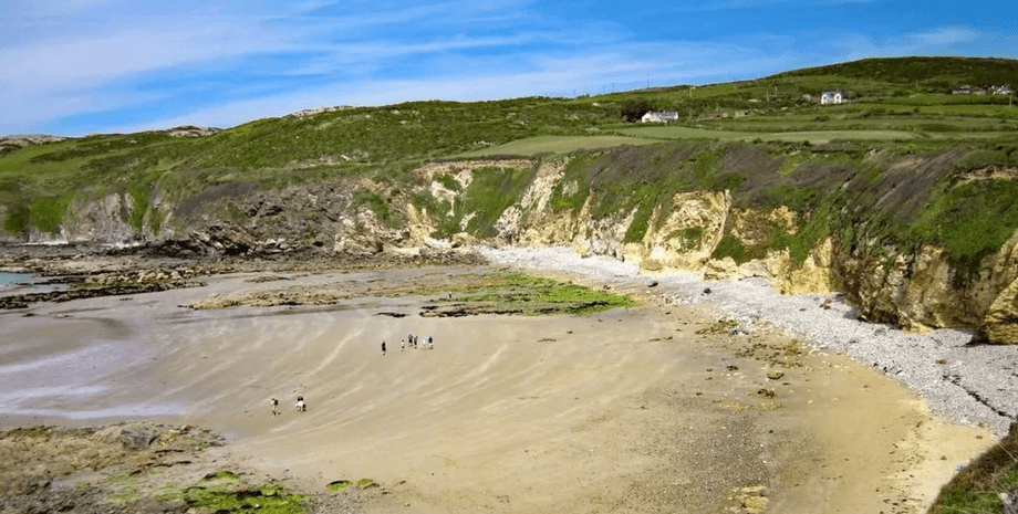 Острів Англсі, британський острів, бухта, пляж, місцеві жителі, туристи, акт вандалізму, три слова, незнайома мова, іноземні слова, райське місце,