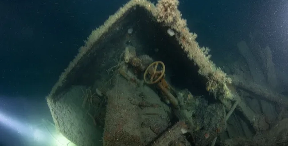 En octubre de 1914, un HMS Hawke británico, dañado por un submarino alemán, se h...