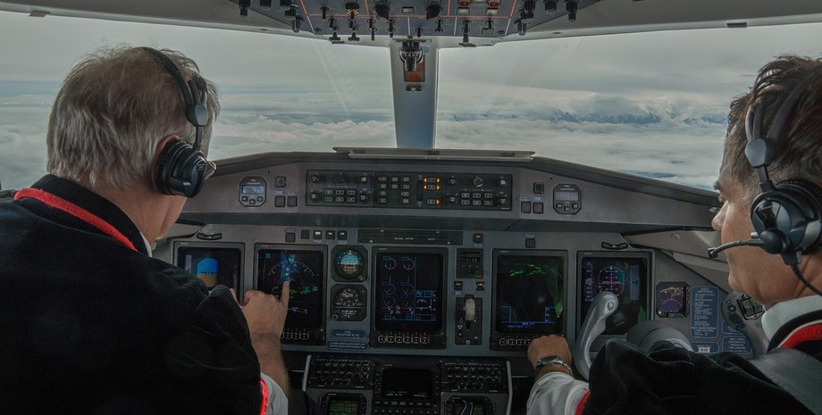 Пилоты управляют самолетом в небе во время рейса