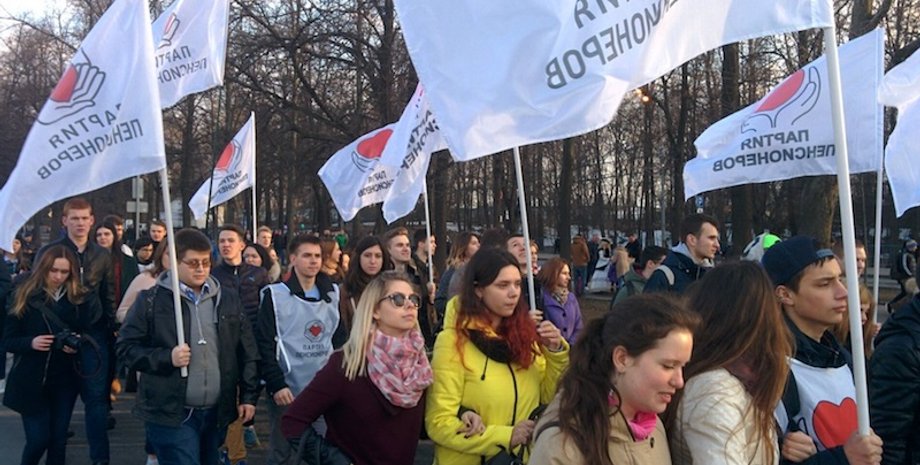 Молодые "пенсионеры" на митинге / Фото: avmalgin.livejournal.com/