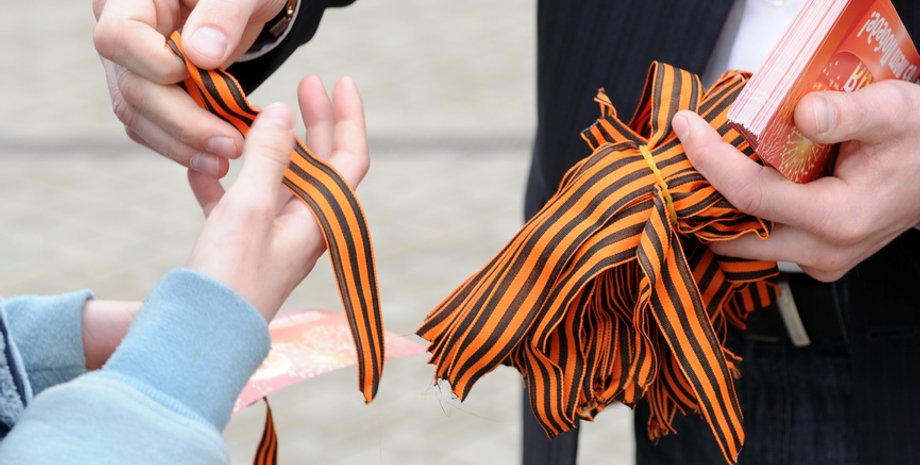 Раздача георгиевских ленточек / Фото: lsm.lv