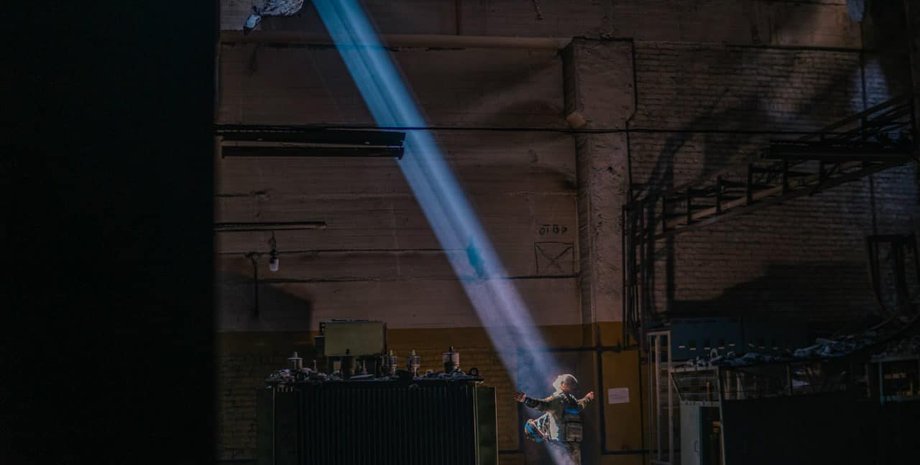 Военный Азова в луче света на Азовстали