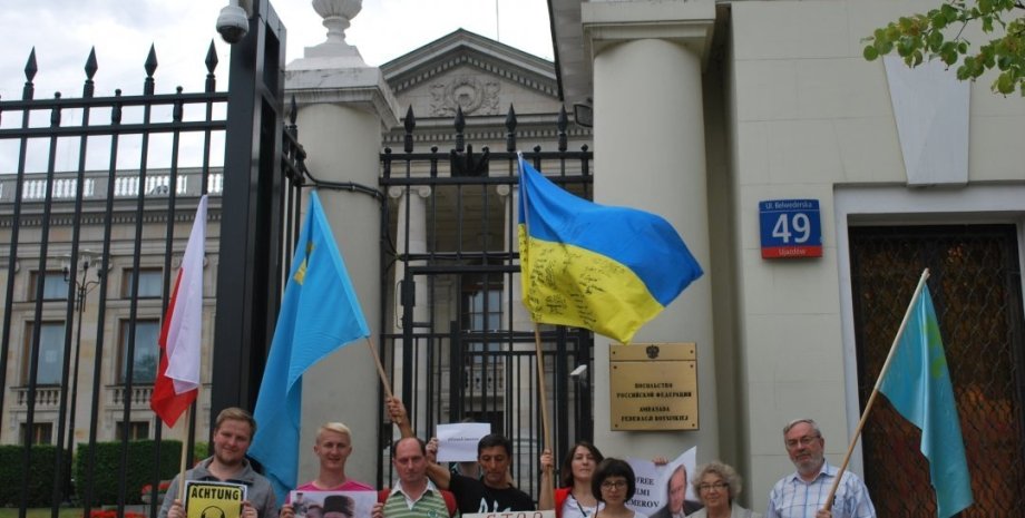 В Варшаве пикетировали посольство России в поддержку Умерова / Фото: Укринформ