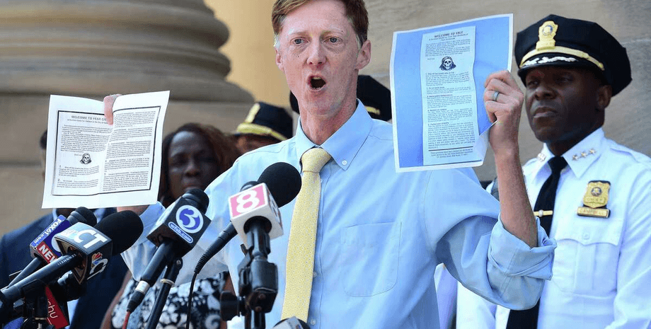 Моторошна листівка, погрози, поліція кампуса, послання від профспілки, злочинність у місті, рівень злочинності, мер міста