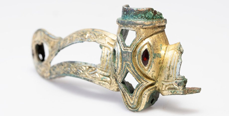 археологи, археология, шлем, артефакт, фрагмент, гранат, культура, торговля, находка, история, Лейре, Дания, музей, ученые