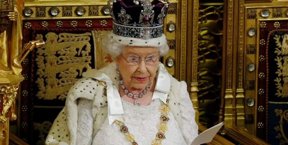 Королева Елизавета II в короне с Кохинором / Фото: racked.com