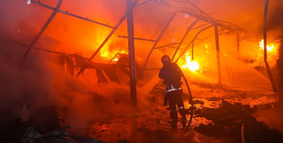 ГСЧС ликвидируют последствия вражеского удара по Харькову ГСЧС ликвидируют последствия вражеского удара по Харькову