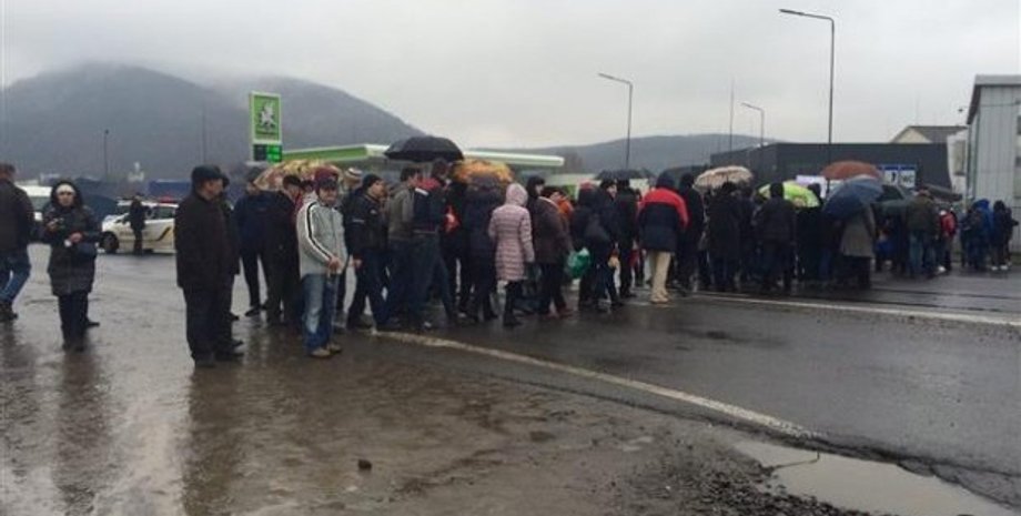 В Мукачево преподаватели и студенты ПТУ перекрыли трассу / Фото: mukachevo.net