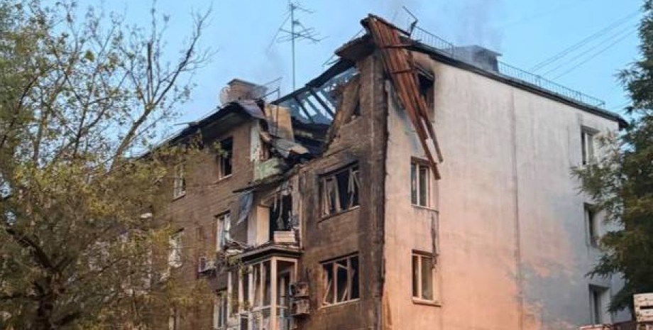 Пошкоджений будинок у Києві внаслідок нічної атаки РФ Пошкоджений будинок у Києві внаслідок нічної атаки РФ 10 липня