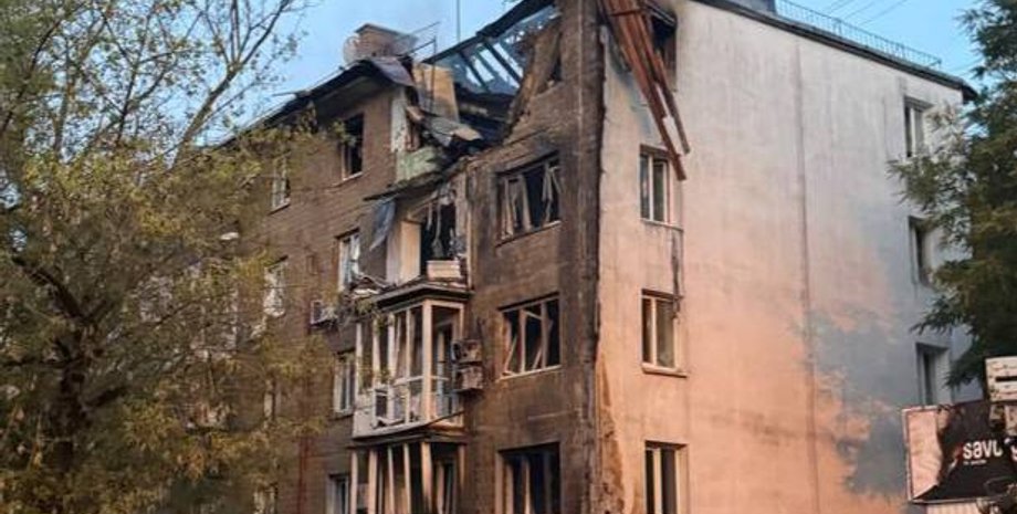 Пошкоджений будинок у Києві внаслідок нічної атаки РФ 10 липня