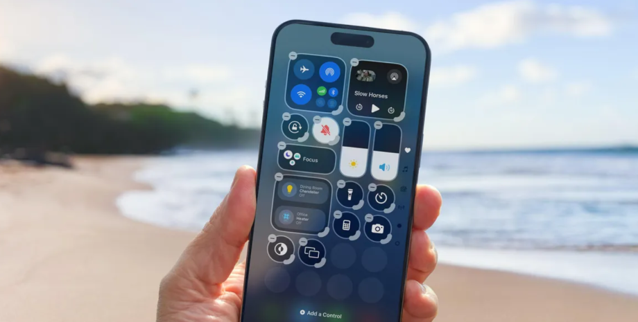 iPhone в руке iPhone обновление iOS улучшить настройки