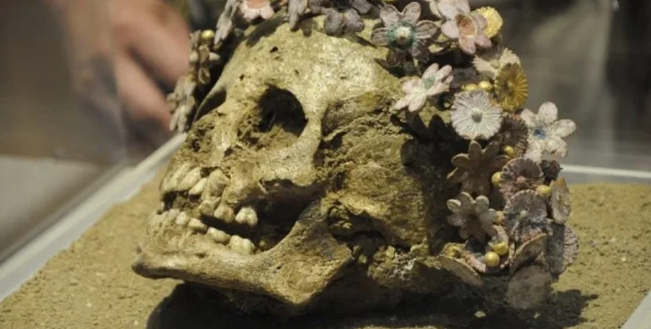 Давньогрецька дівчина, Керамічний квітковий вінок, Археологічний музей Патри, Елліністичний період, Грецька експансія і завоювання, Грецька молодь, Шлюбні ритуали, Гендерні ролі, Квіти мирта, Давньогрецька культура, археологія