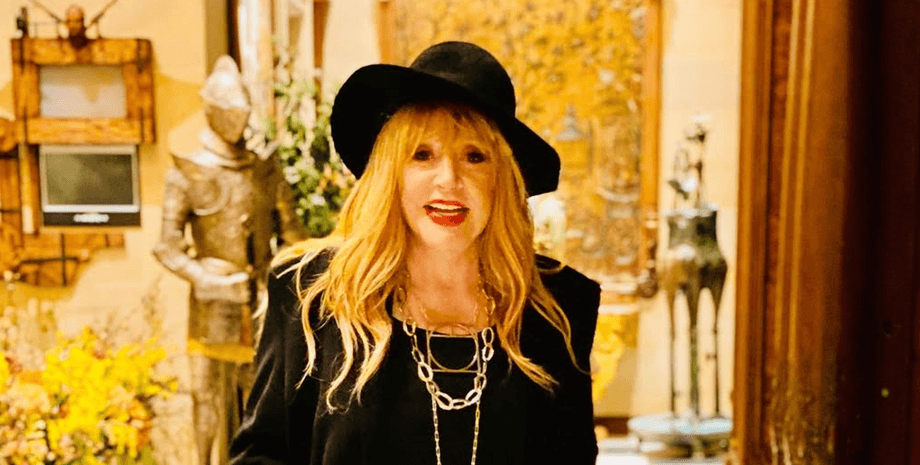 Алла Пугачова в чорному