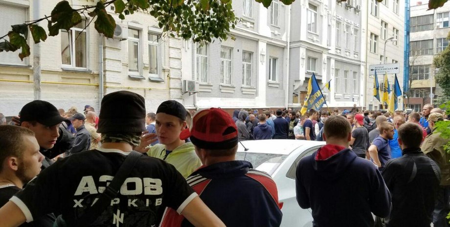 "Азов" пикетирует Печерский райсуд в Киеве / Фото: Громадське