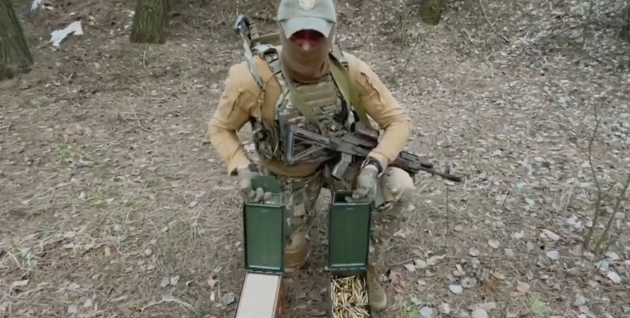 фото бійця ЗСУ з боєкомплектом та екзоскелетом Гюрза-1