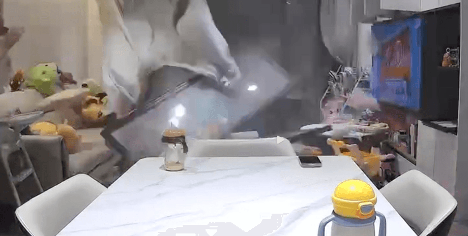 Сильный ветер в Китае, вырвало окна, непогода в Китае, сильны ветер, дождь, штормовое предупреждение, оранжевый уровень опасности