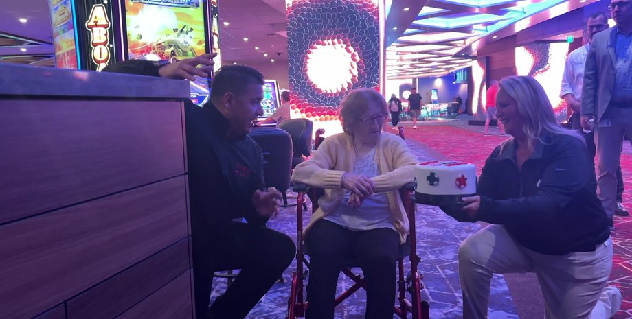 Доллары, деньги, биткоин, приз, джекпот, выиграла в казино, удвоили джекпот, удвоили приз, играла на автоматах, подарок