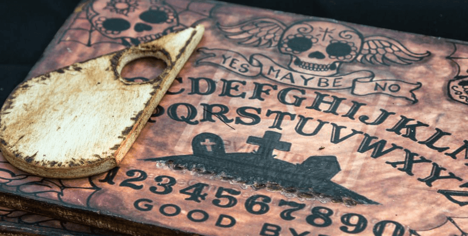 Спиритическая доска, доска уиджи, женщина слышит странные звуки, женщина видит фигуры, паранормальное явление, переехала в новый дом