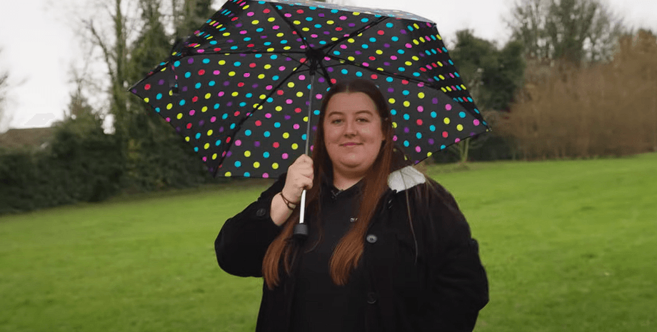 Жінка з алергією на воду, рідкісне захворювання, печіння на шкірі, викликає свербіж, похід у душ, рідкісна алергія, струмінь води, температура води