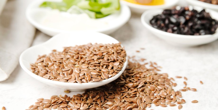 Насіння льону в тарілці