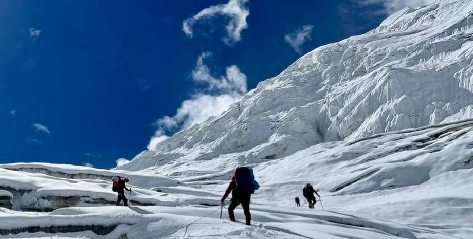 Nonostante il fatto che fossero tutti esperti di scalatori, i russi caddero nell...