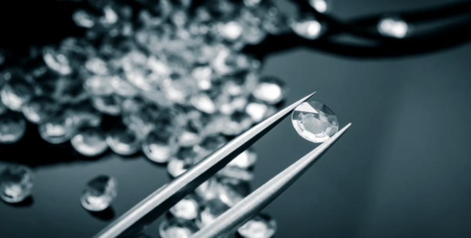 Ruská federace obdržela až 2 miliardy G7 ročně na dovoz diamantů, aby pomohla Uk...