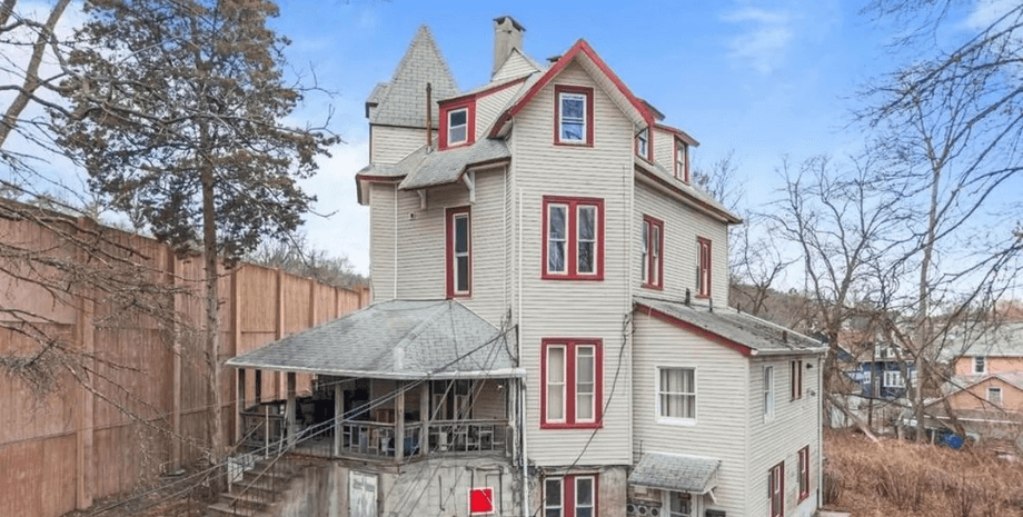В США продают старинный дом: пользователи обратили внимание на тревожную деталь