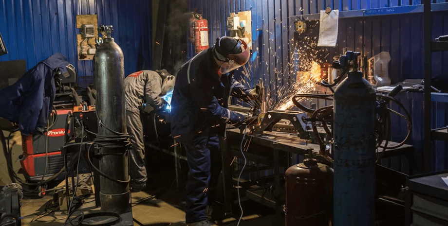 Рабочие делают экспериментальную версию военной машины , оружие ВСУ, производство оружия в Украине