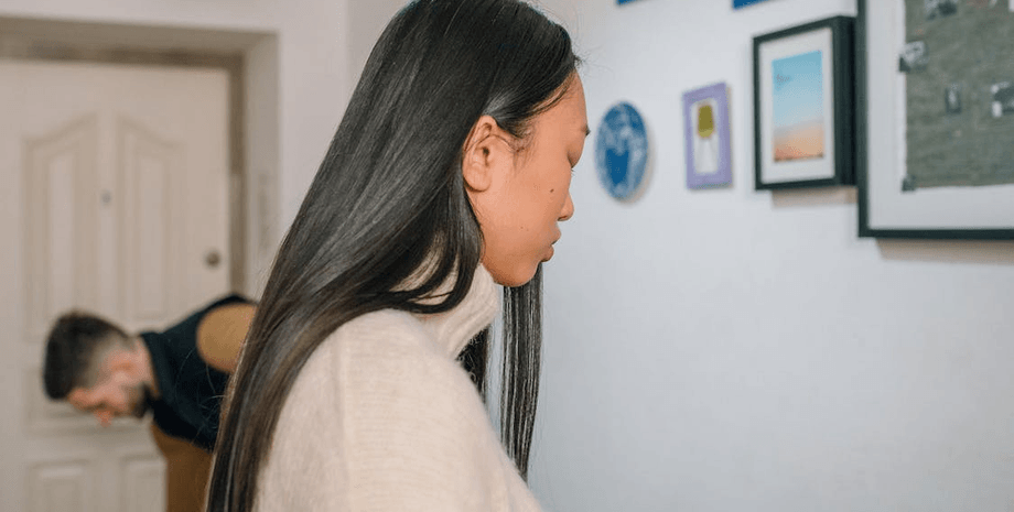 Ссора супругов, жена поймала мужа на измене, муж тайно встречался с коллегой по работе, сообщение в рабочем чате, обед с коллегой