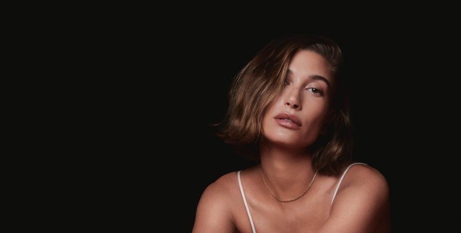 Хейли Бибер снялась в праздничной рекламе Calvin Klein Хейли Бибер снялась в праздничной рекламе Calvin Klein