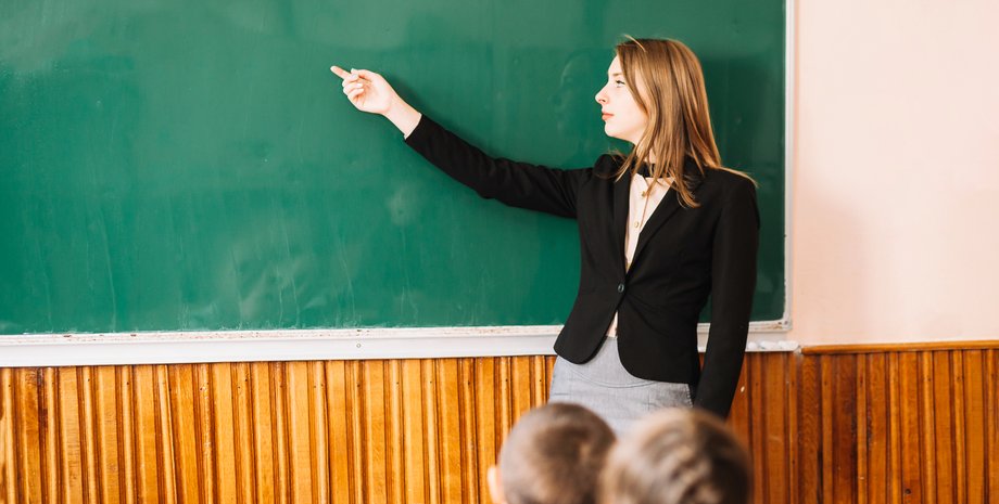 Вчителям можуть збільшити кількість уроків, позбавити доплат і перевести на короткострокові контракти: з'явилась петиція