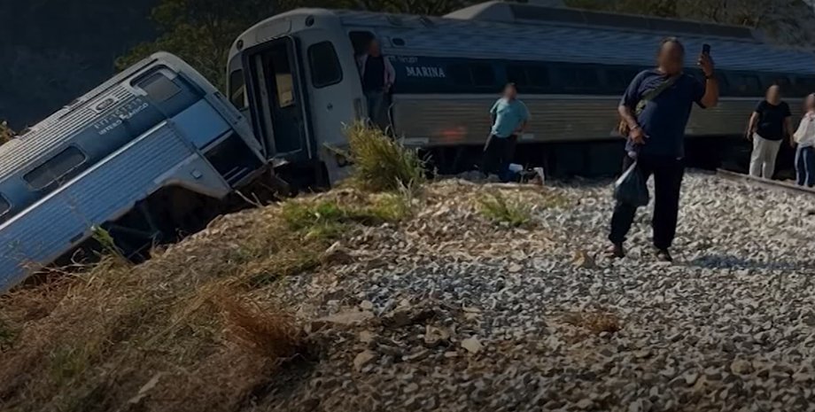 Поезд сошел с рельсов