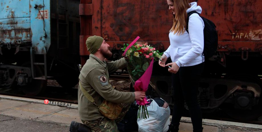 предложение, свадьба, невеста, солдат всу, краматорск, вокзал, обручальное кольцо