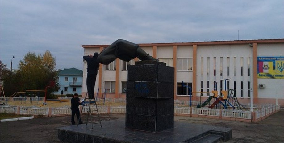 Демонтаж памятника Ленину в Сватово / Фото: twitter ВО "Свобода" в Луганске
