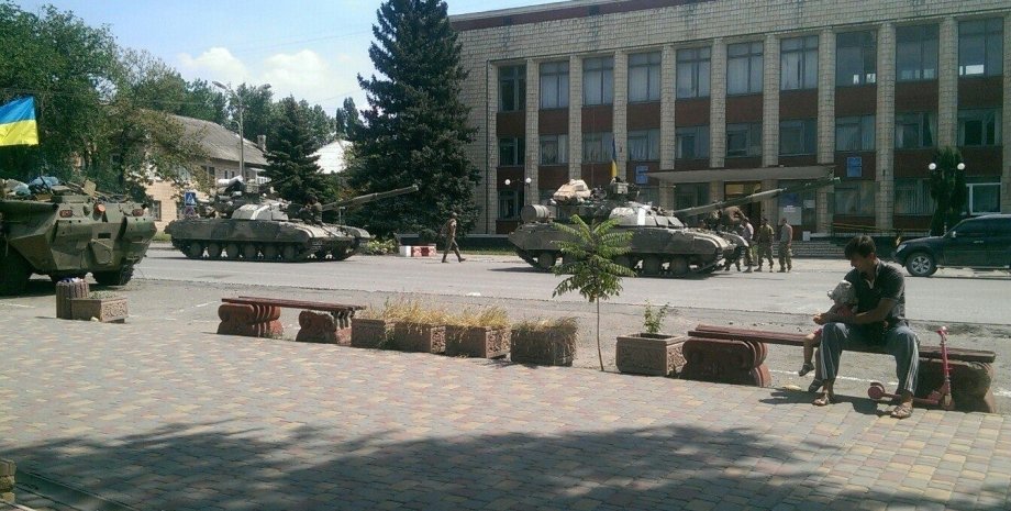 Украинские танки в Лутугино / фото из соцсетей