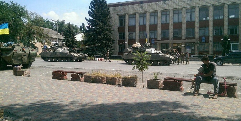 Украинские танки в Лутугино / фото из соцсетей