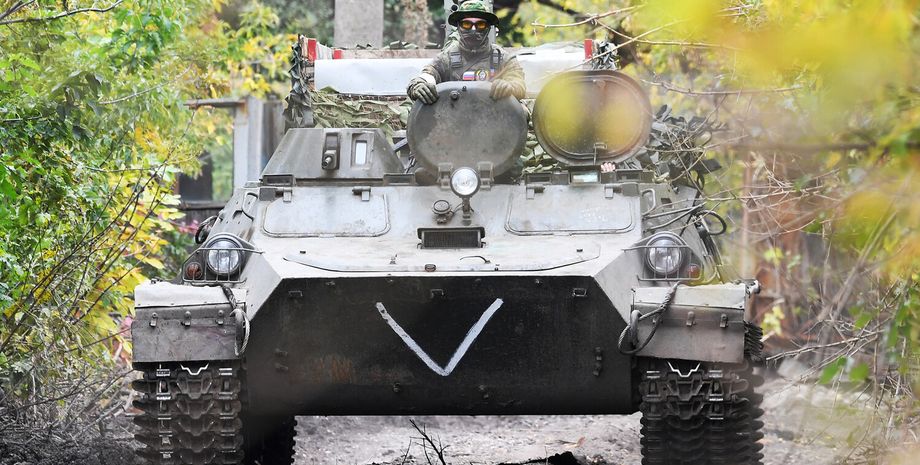 Броньована техніка МТ-ЛБ і солдат ЗС РФ на війні в Україні