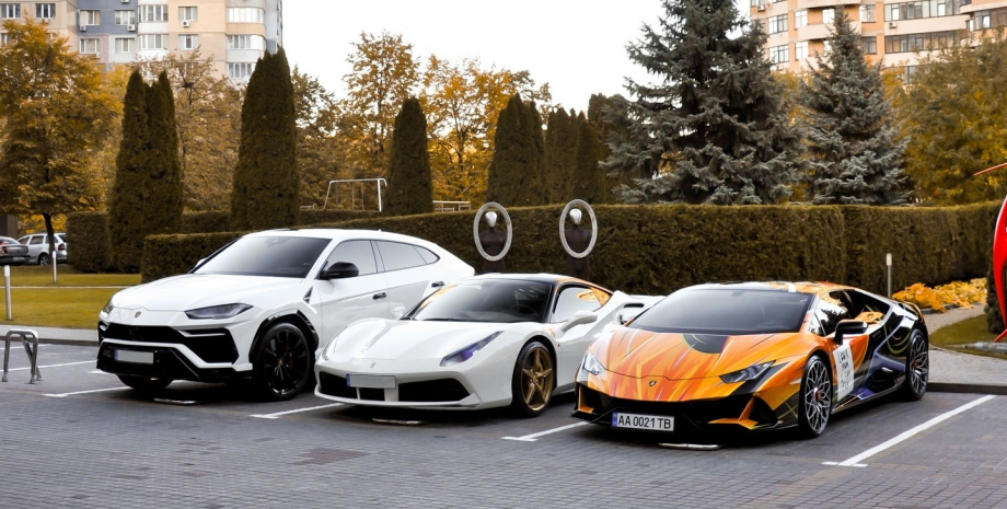 парковка з суперкарами, Ferrari 488GTB, Lamborghini Huracan, Lamborghini Urus, Суперкар Lamborghini, кросовер Lamborghini