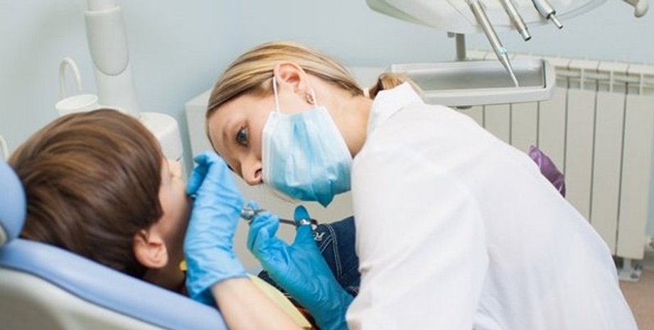 Мальчик на приеме у стоматолога