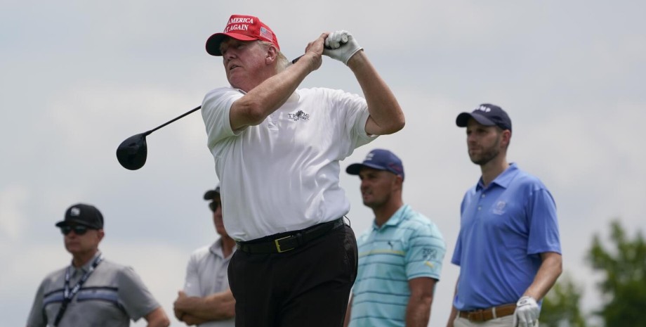 трамп играет в гольф зеленский подарил трампу клюшку для гольфа