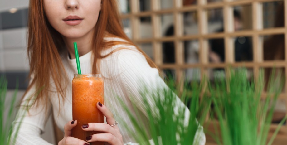 Девушка пьет морковный сок Девушка со стаканом сока