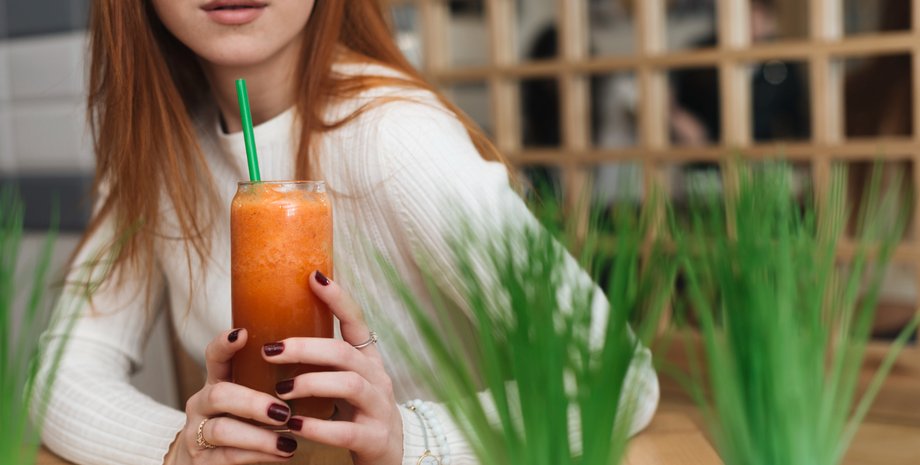 Девушка со стаканом сока