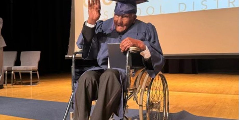 106-летний мужчина окончил школу, школа, среднее образование, диплом, получил диплом, американец, внучка, пенсионер, учеба