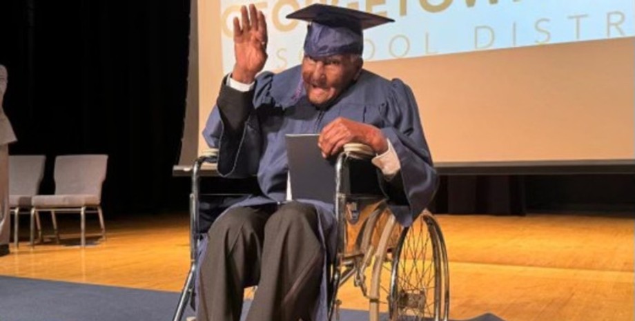 106-летний мужчина окончил школу, школа, среднее образование, диплом, получил диплом, американец, внучка, пенсионер, учеба